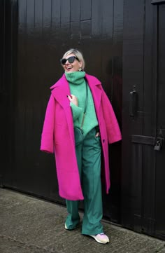 Pink And Green Street Style, Green Outfit Ideas Winter, Dark Green And Pink Outfit, Pink And Green Winter Outfit, Fuchsia Coat Outfit, Green And Pink Outfits For Women, Pink And Green Outfits For Women, Teal And Pink Outfit, Magenta Outfit Ideas