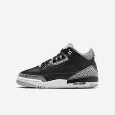 Cool colors and classic details give this AJ3 a fun, throwback look. It's modeled after MJ's game shoe from the '80s—complete with the iconic elephant print leather—so you'll be walking in the footsteps of a legend. Retro 3, Jordan Model, Jordan 3 Retro, Jumpman Logo, Air Jordan 3 Retro, Air Jordan Sneakers, Air Jordan 3, Jordan 3, Elephant Print