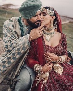 Sikh Wedding Dress, Sikh Wedding Photography, Punjabi Wedding Couple, Indian Wedding Poses, Groom Photoshoot, Bride And Groom Outfits, Indian Wedding Couple Photography, Indian Bride Outfits, Bride Photography Poses