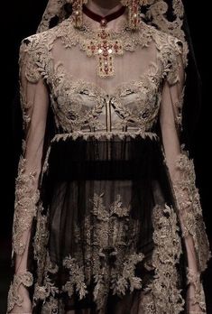 Dark Fashion, Mode Inspiration, Fashion Details, Costume Design, Gothic Fashion, Couture Fashion, Look Fashion, Black And Gold, Runway Fashion