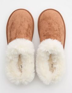 Aerie Fur Scruff Slippers Moose Slippers, Cute Uggs, 23 Fashion, Leopard Slippers, Black Pleated Skirt, Free Jeans, Fuzzy Slippers, My Size, Christmas Bows