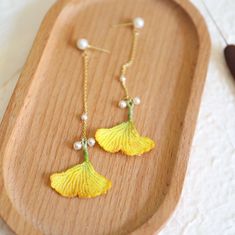 ❤️ These beautiful Ginkgo Leaves earrings are handmade.      The Ginkgo leaves are crocheted.      I hope you can enjoy them.      It would also be a perfect gift for her. ⭐️ SHIP FROM CLAFORNIA  💖 Gift Box Package:       Every pair of earrings is beautifully packaged before shipping, making them a perfect gift.       If you want something extra special, you can also choose our gift wrapping option. 💖 Free Gift Message:      I will leave a note card if you need. ⭐️ Material:       14K Gold plated earring finding                        Micro crochet thread      Imitation Pearls      Lightweight for easy day to night wearing. ❤️ These items are all handmade by me.      Maybe each one will be slightly different from the picture.      But each one is crocheted with love.      I hope you will Ginko Leaf Earrings, Ginkgo Leaf Jewelry, Ginkgo Leaf Earrings, Ginkgo Leaf Necklace, Handmade Leaf-shaped Nature-inspired Earrings, Nature Inspired Wedding, Ginkgo Leaf, Gift Box Packaging, Crochet Plant