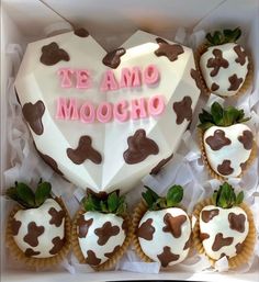 a box filled with chocolate covered strawberries in the shape of a heart that says te amo mooch