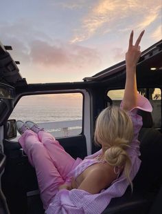 A girl in a pink outfit is sitting in a Jeep Wrangler and is throwing a peace sign. Summer Instagram Pictures, Jeep Photos, Looks Pinterest, Dirty Air, Valley Girls, Summer Instagram, Summer Dream, Summer Photos