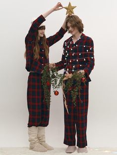 Composition : Cotton twill flannel dyed checkered cotton / 100% cottonColor : REDCountry of Origin : Republic of Korea Christmas Pajamas Aesthetic, Korea Christmas, Pyjamas Party, Pajamas Aesthetic, Christmas Pj, Christmas Shoot, Flannel Fashion, Pajama Fashion, Studio Photoshoot