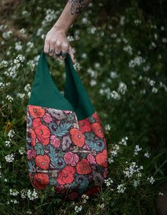 This beautiful bag is made in fabric. Linned with green cotton. It is completely handmade, we also create the special drawing printed in fabric. Perfect for a witchy look, to wear as a shoulder bag. Very confortable. Green Vintage Cotton Shoulder Bag, Vintage Green Cotton Shoulder Bag, Handmade Green Tote Canvas Bag, Handmade Green Tote Hobo Bag, Green Handmade Hobo Tote Bag, Handmade Green Hobo Tote Bag, Vintage Witchcraft, Owl Wings, Fabric Shopping