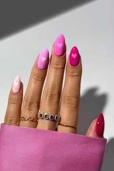 Opt for subtle and sophisticated aesthetic nail art ideas. Ideal for a polished and professional look Gradient Pink Nails, Red And Pink Nails, Valentine Nails Pink, Gradient Heart, Valentines Nail, Valentine Nail, Heart Nail Designs, Short Almond Nails, Romantic Nails