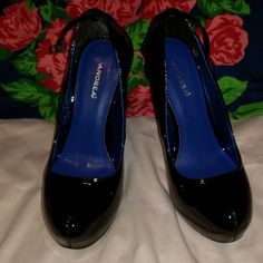 Glossy Black Heels New Without Box. Never Worn Scuff Super Easily. Black Exterior Blue Interior. Black Heels Vintage, Vintage Designer Heels, Heels For Fall, Andrea Shoes, Grunge Shoes, Strapy Heels, Unique Objects, Stunning Shoes, Fancy Shoes