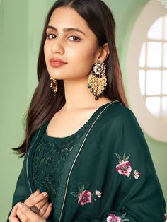 Buy pleasing green georgette partywear palazzo suit online for upcoming grand event. This pleasing partywear palazzo suit set comes with a georgette kurta with santoon palazzo and georgette dupatta. Georgette Palazzo, Georgette Material, Modest Evening Dress, Palazzo Style, Kaftan Abaya, Green Thread, Palazzo Suit, Georgette Tops, Moroccan Caftan