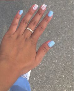 #shortnails #flowers #bluenail #babyblues #flowernaildesigns Blue Flower Square Nails, Chrome Nails With Flower Design, Light Blue Nails With Flower Design, Light Blue Short Nail Ideas, Blue Nails Baby Shower Ideas, Short Sky Blue Nails, Short Blue Square Nails, Cute Blue And White Nails, Baby Blue Nails With Flowers