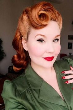 Moda Pin Up, Victory Roll, Cheveux Oranges, Vintage Updo, 40s Hairstyles, Victory Rolls