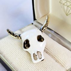 This striking cow skull enamel neckalce pendant adds a bold, rustic flair to your accessory collection. Featuring a detailed design with gold-tone horns and a white enamel finish, this unique piece captures the iconic Southwestern aesthetic. Perfect for creating a statement look. Southwestern Aesthetic, Cow Skull, Skull Necklace, Detailed Design, White Enamel, Necklace Pendant, Pendant Necklaces, High Gloss, Unique Pieces