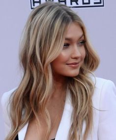 Gigi Hadid Hair Colour, Gigi Ha Did Hair, Gigi Hadid Blonde Hair, Gigi Hadid Hair Color, Hair Dyed Blonde, Hair Styles Color, Mom Hair, Red Curls