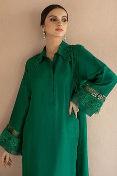 Kut220 Pakistani Fancy Dresses, Pakistani Dresses Casual, Pakistani Fashion Party Wear, Kurta Neck Design, Salwar Kamiz, Sleeves Designs For Dresses, Simple Pakistani Dresses, Boutique Dress Designs