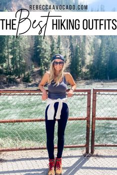 A blonde woman is leaning against a chain fence with a stream and trees behind her in Yellowstone National Park. She is wearing a hiking outfit consisting of a backwards hat, tank top, sweatshirt wrapped around her waist, black leggings and hiking boots. Grand Canyon Outfit, Summer Hiking Outfit Women, Outdoor Camping Outfits, Tacky Tourist, Hiking Outfits For Women, Tourist Outfit