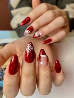 Red Nails Cristhmas, Simple Nails Christmas, Red Sparkly Christmas Nails, Glittery Red Nails, Trendy Red Nails, Nail Art Almond Nails, Christmas Red Nails, Red Nails Ideas, Red Nail Inspo