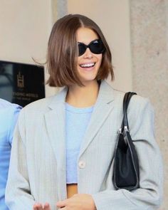 Voordat je je lange lokken inwisseltlees deze tips voor het knippen van een bob. Brown Bob Hair, Straight Bob Haircut, Straight Bob Hairstyles, Short Brown Hair, Trendy Short Haircuts, Haircuts Straight Hair