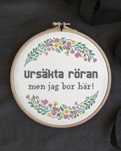 a cross stitch pattern with the words ursakta rovan men jag for hair