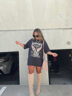 Nascar Wife Outfit, T Shirt And Boots Outfit Women, Oversized Tshirt Country Concert Outfit, Outfits For 27 Year Old Women, Las Vegas In October Outfits, Post Malone Concert Outfit Women, Teddy Swims Concert Outfit, Nashville In December Outfits, Size Medium Women Outfits