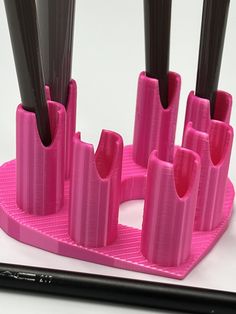 Make Up Brush Holder - great vanity piece, conveniently displays your favorite brushes. Loosing your brushes and looking for them with little time left- can be frustrating... this problem is solved with our well crafted and durable 'Make up Brush Holder.'  As it is made with Prusament PLA plastic; this stand  goes well in the bathroom on vanities and dressers and is capable of holding up to seven individual brushes of various sizes and can also be used to keep 'Toothbrushes' & 'Pens'. Great gift Dressing Table Tray, Makeup Table Vanity, Desk Tray, Brush Roll, Make Up Organiser, Make Up Brush, Storage Buckets, Makeup Brush Holders, Vanity Tray