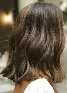 Medium Haircuts 2023 Trends, Bob Hair With Balayage, Short Bob With Thick Hair, Medium Brown Bob Hairstyles, Style Long Bob Hair, Long Bob Light Brown, Long Bob Brown Balayage, Brunette Lob Side Part, Long Bob Brunette Hair