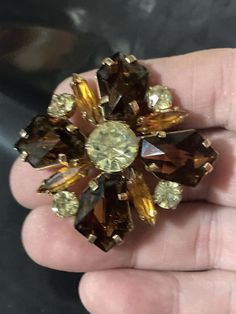 Large vintage modernist gold tone brown cognac glass star brooch 3.5cm Retro Brown Jewelry For Gift, Vintage Brown Jewelry For Gift, Brown Brooch Jewelry Gift, Brown Jewelry Brooch For Gifts, Vintage Brown Brooch For Collectors, Vintage Brown Brooches Collectible, Vintage Brown Brooches For Collectors, Vintage Brown Brooches For Gifts, Vintage Brown Jewelry Brooch