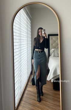 Western Dress For Winter, Skirt Outfits For Winter Aesthetic, Winter Fashion Outfits Dinner, Tops With Denim Skirt, Hairstyles For Classy Outfits, Casual Night Outfits For Women, Classic Date Outfit, Chic Modernist Outfits, Skirt Outfits Aesthetic Winter