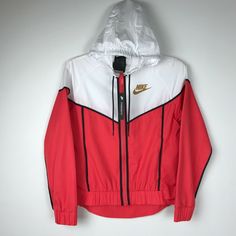 Nike Moisture-wicking Hooded Jacket For Streetwear, White Reflective Long Sleeve Windbreaker, Sporty Training Hoodie For Winter, Sporty Winter Training Hoodie, Winter Training Sporty Hoodie, White Long Sleeve Windbreaker With Reflective Details, White Sports Windbreaker With Reflective Details, Nike Nylon Windbreaker For Sports, Nike Nylon Track Jacket With Adjustable Hood