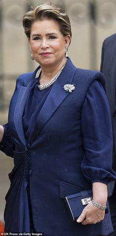 queen letizia of spain is wearing an elegant blue suit and diamond brooch