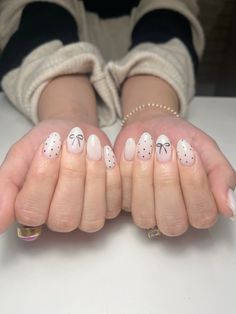 luminary bow nails Cute Nail Designs Aesthetic, Simple Nails Birthday, Simple New Year’s Eve Nails, Simple Luminary Nails, Fall Round Acrylic Nails, Short Neutral Christmas Nails, Gel Nails With Bows, Simple Bow Nail Designs, Neutral Polka Dot Nails