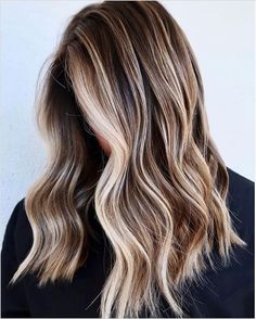 Instagram Light Brown Hair With Highlights, Look 2022, Highlights Ideas, Hair With Highlights, Dark Hair With Highlights, Hair Artist, Cool Look, Zone 2