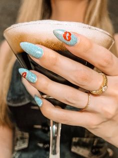 blue glitter esmalte azul brilho unha beijo kiss espresso martini drink sabrina carpenter short n sweet Martini Nails, Taylor Swift Nails, Blue Glitter Nails, Kiss Nails, Acrylic Nails Coffin Pink, Nail Tattoo, August 22, Espresso Martini