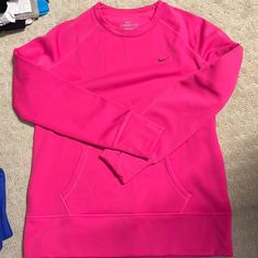 Nwt Therma Fit Nike Pullover Bright Pink. Nike Winter Workout Tops, Nike Workout Tops For Winter, Winter Workout Nike Tops, Nike Workout Tops With Ribbed Cuffs, Nike Pink Winter Tops, Pink Nike Tops For Winter, Nike Tops Women, Nike Women Sweatshirt, Nike Pullover