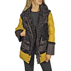 Cappotto in shearling due in uno caratterizzato da dettagli in morbida e lussuosa piuma in nylon, bicolore: pelle testa di moro e nylon curry

Estremamente leggero 

100% pelle di agnello + 100% nylon

Piumino imbottito con collo in vera pelliccia

Bordi in pelliccia

Chiusura frontale con zip

Maniche lunghe

Tasche laterali a bustina, in pelliccia

Vestibilità morbida

Prodotto artigianale, made in Vigevano (Italia)

Giacca Henry Beguelin

AD5109 Shearling Coat, Dark Brown Leather, Fur Trim, Dark Brown, Brown Leather, Bomber Jacket, Winter Jackets, Relaxed Fit, Yellow