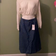 Nwt Forever 21 Denim Skirt Size 30. Skirt Is An A Frame Simple Design With Zipper Closure And Belt Loops With 2 Small Angled Slit Working Pockets. Waist Is 30” Length 29” And Hips 40”. Mid Weight Denim Great Year Round. (Blouse Sold Separately) Easy Frame, Forever 21 Skirts, Women Skirts Midi, A Frame, Simple Design, Denim Skirt, Simple Designs, Midi Skirt, Forever 21