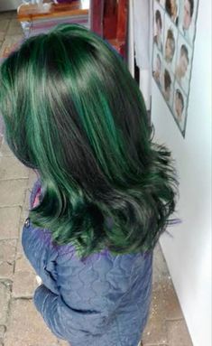 Emerald Green Skunk Stripe Hair, Dyed Dark Green Hair, Hairdye Ideas Green, Dark Green Hair Styles, Forest Green Hair Highlights, Highlights Green Hair, Green Streaked Hair, Green Hair Black Underneath, Black And Green Striped Hair