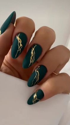 As the leaves transform into breathtaking shades of green during the fall season, it's the perfect time to incorporate this enchanting color into your nail art. In this article, we present 17 gorgeous green fall nail ideas that will capture the essence of autumn and add a touch of natural charm to your fingertips. From deep forest greens to mossy hues and shimmering emeralds, these nail designs will inspire you to embrace the beauty of green in t New Years Eve Nails, Green Nail Designs, Edgy Nails, Autumn Foliage, Creative Nail Designs, Cute Summer Nails, Thanksgiving Nails, Spring Nail Art