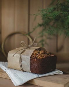 Cute Banana Bread Packaging, Banana Bread Photo, Fresh Baked Bread Aesthetic, Banana Bread Gift Ideas Packaging, Cake Hampers Ideas, Baked Goods Photography, Pastry Photography Ideas, Banana Bread Packaging Ideas, Christmas Bread Gift