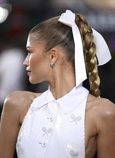 Pentecostal Hair, Zendaya Challengers, Pentecostal Hairstyles, Romantic Dresses, Zendaya Style, Modern Vintage Style, Bow Hairstyle, Preppy Fashion, Hair Ribbons