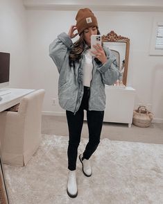 Stylish Rainy Day Outfits To Wear In A Cold Weather Rainy Day Outfit Fall, Rainy Fall Outfit, Trendy Rainy Day Outfits, Outfit For Rainy Day, Rainy Day Outfit For Fall, Casual Rainy Day Outfit, Cozy Rainy Day Outfit, Rainy Day Outfit Ideas, Rainy Day Outfit Casual