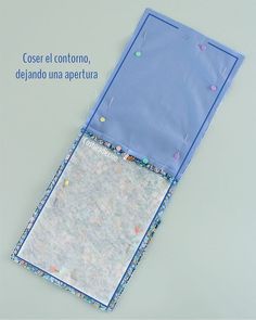 an open blue envelope with confetti on it and the words coser el contono, dejagno una apertura