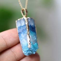 Beautiful Stone Necklace. The Color Might Be A Slightly Different From The Pictures But It Is Very Beautiful. The Price Is For Each. Stone Jewelry Necklace, Geode Necklace, Necklace Chain Types, Quartz Pendant Necklace, Nature Necklace, Natural Stones Necklace, Natural Stone Jewelry, Stone Pendant Necklace, Agate Necklace