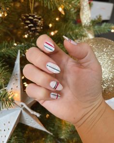 14. Striking White with Subtle Plaid Accents Plaid Nail Ideas, Plaid Christmas Nails, Christmas Nail Art Ideas, Xmas Nail, Red Nails Glitter, Xmas Nail Art, Festive Manicure, Festive Nail Art, Purple Candy