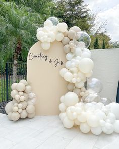 balloons are arranged in the shape of a arch