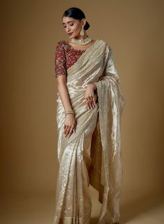 Tissue Saree For Wedding, Pearl Saree Design, Bridal Tissue Saree, Gold Saree With Red Blouse, Gold Tissue Saree With Contrast Blouse, Silk Saree Outfit Ideas, Gold Saree With Contrast Blouse, Tissue Saree Look, Gold Wedding Saree