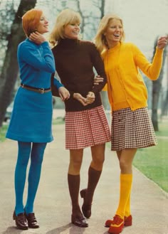 1970 Les chaussettes hautes étaient à la mode....... j'adorais Moda Z Lat 70., Colorful Photoshoot, Fashion 60s, 1970 Fashion, Fashion 1970s, 60s 70s Fashion, 60s And 70s Fashion