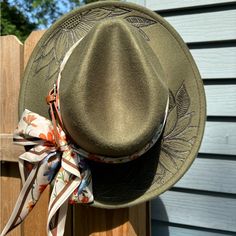 This Is A Free Handed Burned Fedora Hat! And She Is Beautiful! Stunning! Hat Material: 100% Polyester One Size Fits Most With An Adjustable Sting On The Inside To Make It Tighter! This Hat Is Cross Posted, As I Do Sell On Etsy Too. These Hats Also Travel In The Fall To 2 Big Craft Shows In Which People Try Them On With A Plastic Cover Only! Mens Straw Cowboy Hat, Wood Burn Felt Hats, Burned Hats, Hat Burning, Cowboy Hat Bands, Flat Top Hat, Snow Hat, Vintage Hand Tools, Straw Cowboy Hat