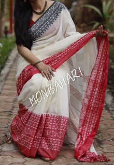 Traditional Bengali Pure Khadi Begumpuri Saree with two different color-black and red border commonly called "Ganga Jamuna par",in simple but elegant plain White body.The Red wide Border,and the black border both have authentic Handwoven Begumpuri work.Pure Khadi cotton weaving gives you a simply pretty look and summer friendly comfort. Easyly managble for aged ones also. Bengali Saree, Khadi Cotton Saree, Khadi Saree, Cotton Saree Designs, Cotton Texture, Cotton Sarees, Block Printing Fabric, Handloom Saree, Beautiful Saree