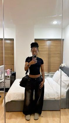 Black Pants Streetwear Outfit, Summer Outfits With Black Jeans, Streetwear Fashion Women Aesthetic, Streetwear Women Aesthetic, Fly Black Women, Comfy Fall Outfits Black Women, Black School Aesthetic, Calm Fits Black Woman, Black Outfit For School