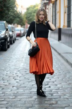 Orange Skirt Outfit, Rainy Day Dress Outfit, Midi Skirt Winter, Orange Midi Skirt, Orange Outfits, Skirt Outfit Fall, Winter Skirts, Pleated Fashion